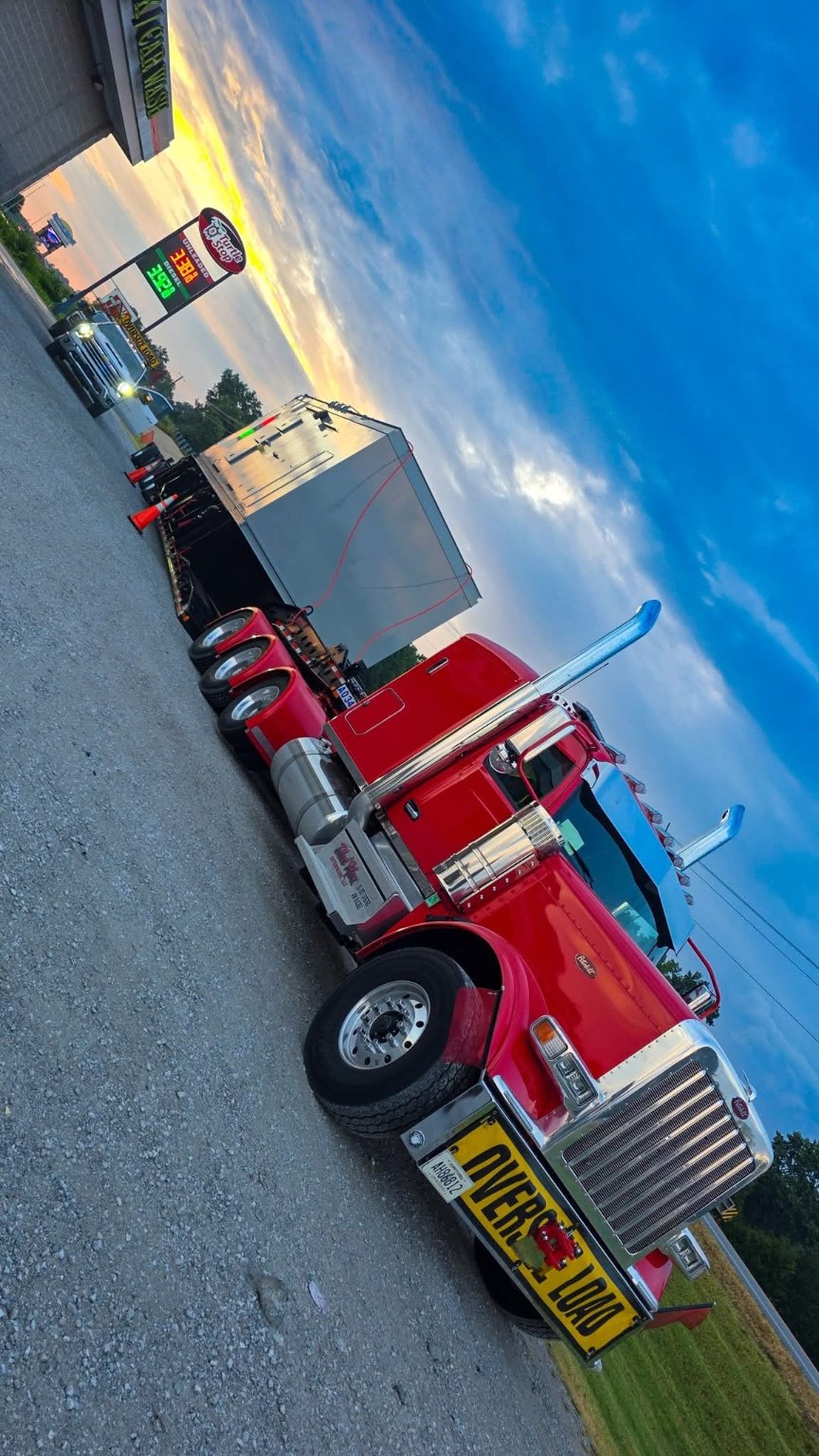 Black Maxx red heavy haul truck